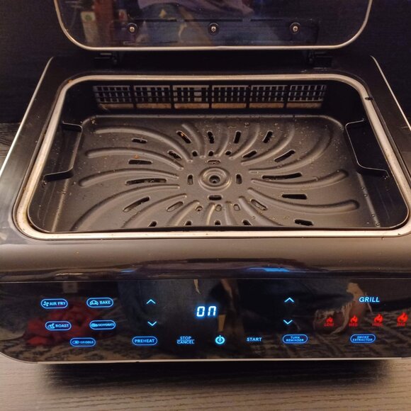 Gourmia FoodStation™ Smokeless Grill + Air Fryer with with Smoke Extracting Tech - Picture 5 of 6